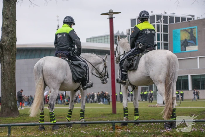 Opnieuw verzamelen demonstranten zich op het Museumplein