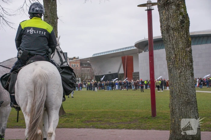 Opnieuw verzamelen demonstranten zich op het Museumplein