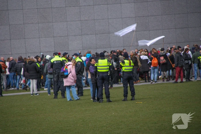 Opnieuw verzamelen demonstranten zich op het Museumplein