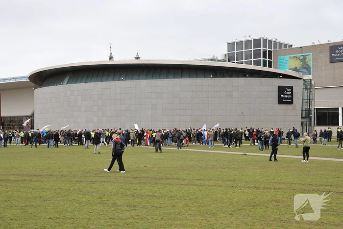 Opnieuw verzamelen demonstranten zich op het Museumplein