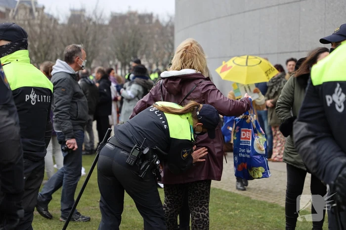 Opnieuw verzamelen demonstranten zich op het Museumplein