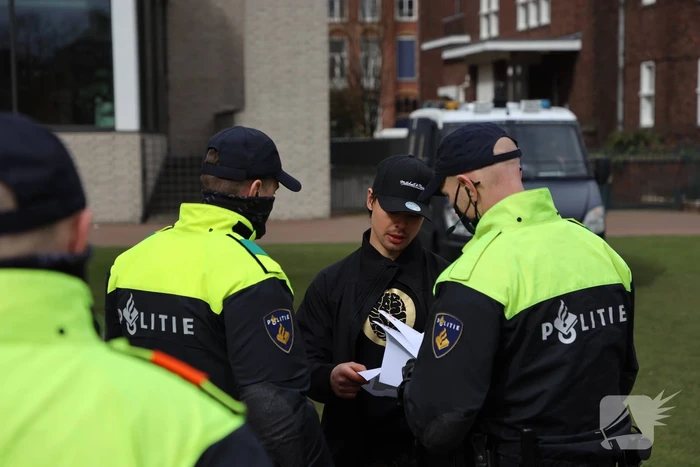 Opnieuw verzamelen demonstranten zich op het Museumplein