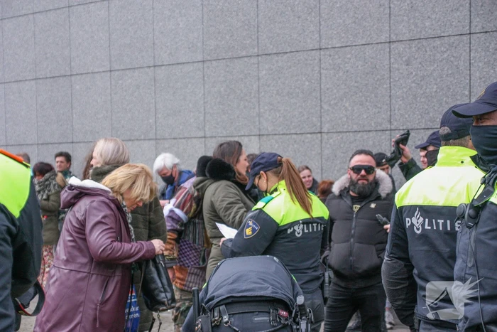 Opnieuw verzamelen demonstranten zich op het Museumplein
