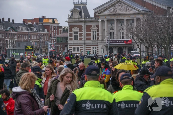 Opnieuw verzamelen demonstranten zich op het Museumplein