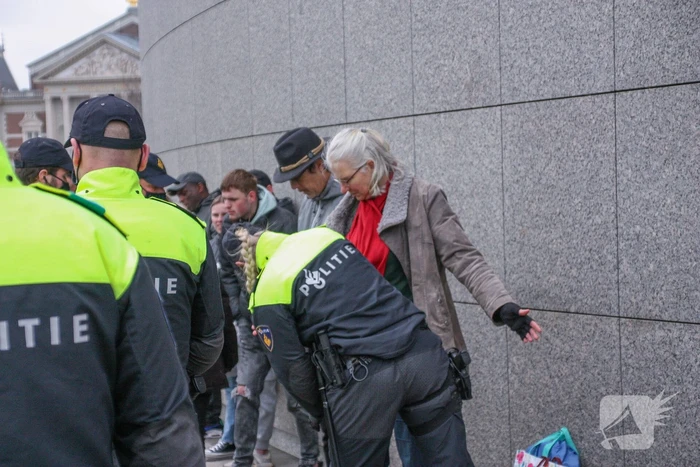 Opnieuw verzamelen demonstranten zich op het Museumplein