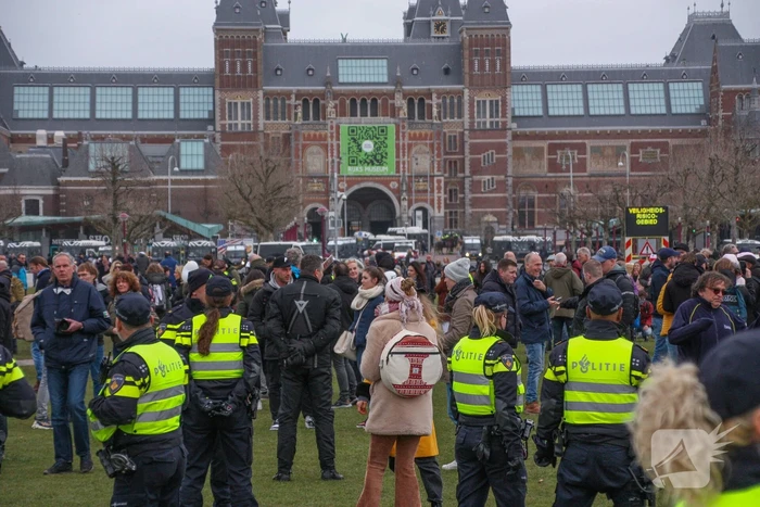 Opnieuw verzamelen demonstranten zich op het Museumplein