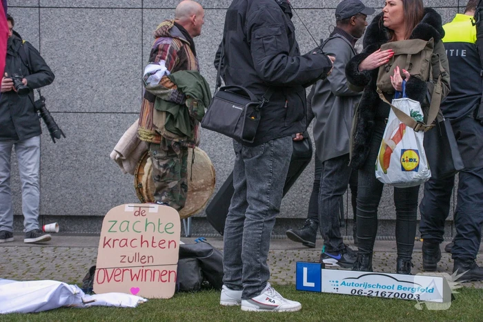 Opnieuw verzamelen demonstranten zich op het Museumplein