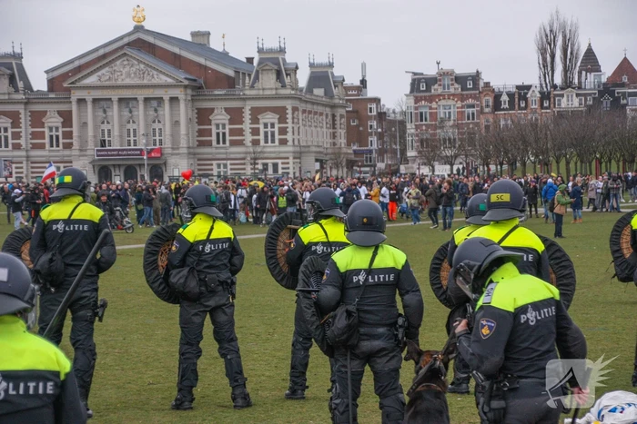 Opnieuw verzamelen demonstranten zich op het Museumplein