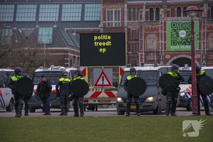 Opnieuw verzamelen demonstranten zich op het Museumplein