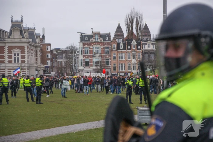 Opnieuw verzamelen demonstranten zich op het Museumplein