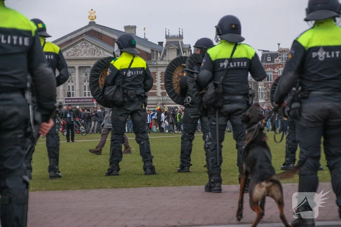 Opnieuw verzamelen demonstranten zich op het Museumplein