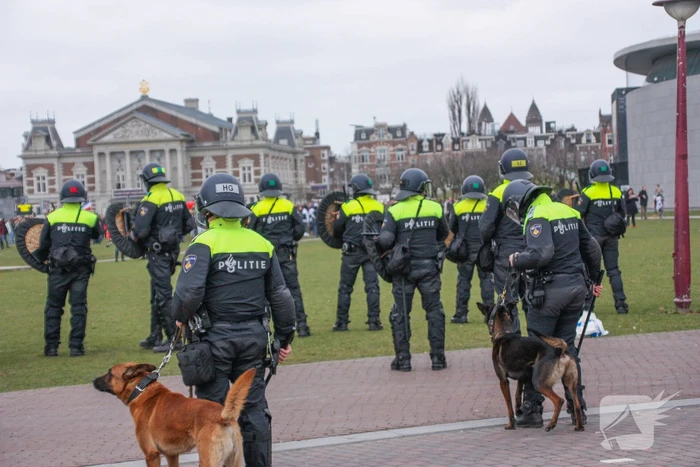 Opnieuw verzamelen demonstranten zich op het Museumplein