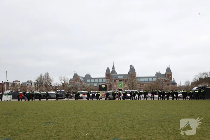 Opnieuw verzamelen demonstranten zich op het Museumplein