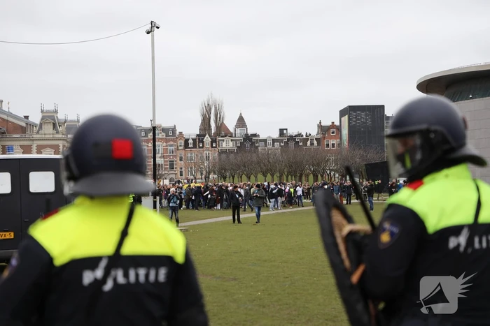 Opnieuw verzamelen demonstranten zich op het Museumplein