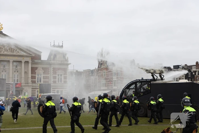 Opnieuw verzamelen demonstranten zich op het Museumplein