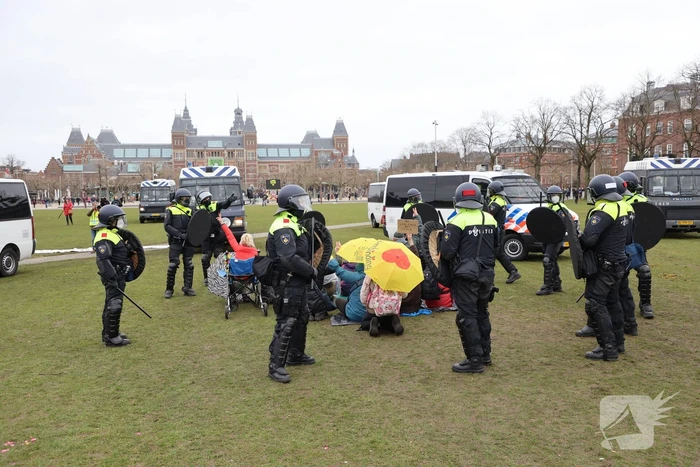 Opnieuw verzamelen demonstranten zich op het Museumplein