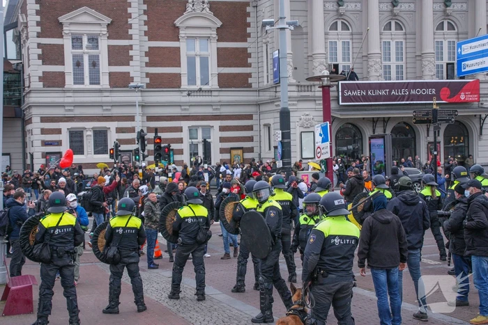 Opnieuw verzamelen demonstranten zich op het Museumplein