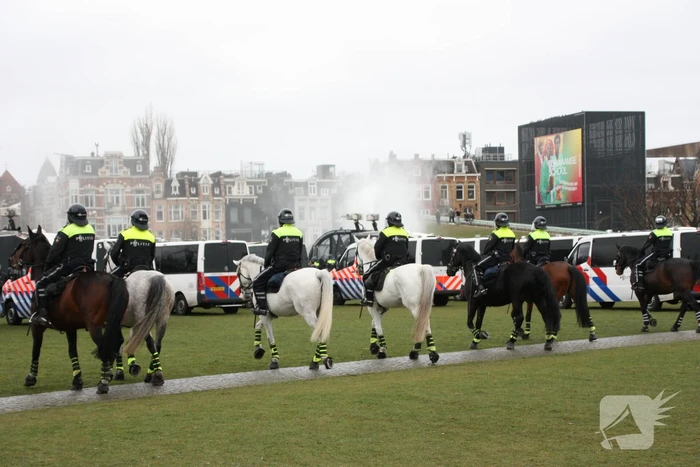 Opnieuw verzamelen demonstranten zich op het Museumplein