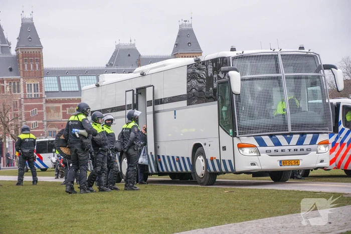 Opnieuw verzamelen demonstranten zich op het Museumplein