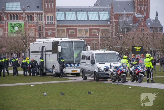 Opnieuw verzamelen demonstranten zich op het Museumplein