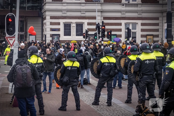 Opnieuw verzamelen demonstranten zich op het Museumplein