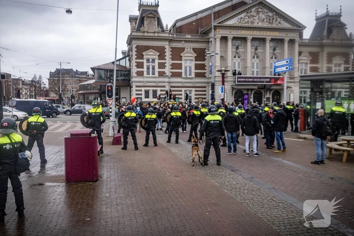 Opnieuw verzamelen demonstranten zich op het Museumplein
