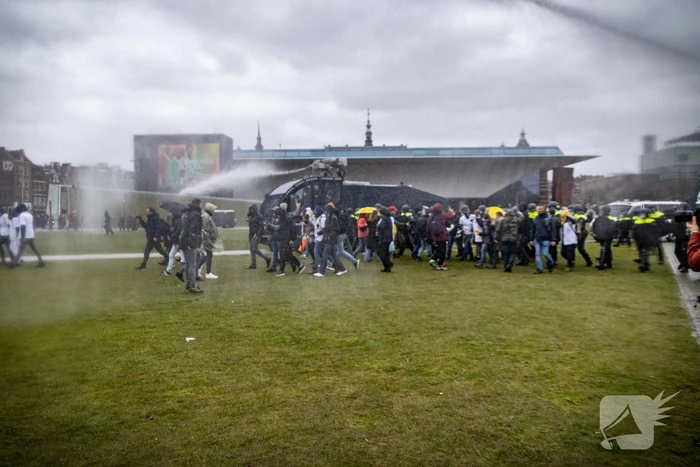 Opnieuw verzamelen demonstranten zich op het Museumplein