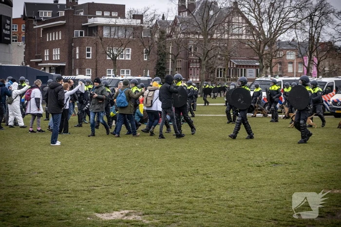 Opnieuw verzamelen demonstranten zich op het Museumplein