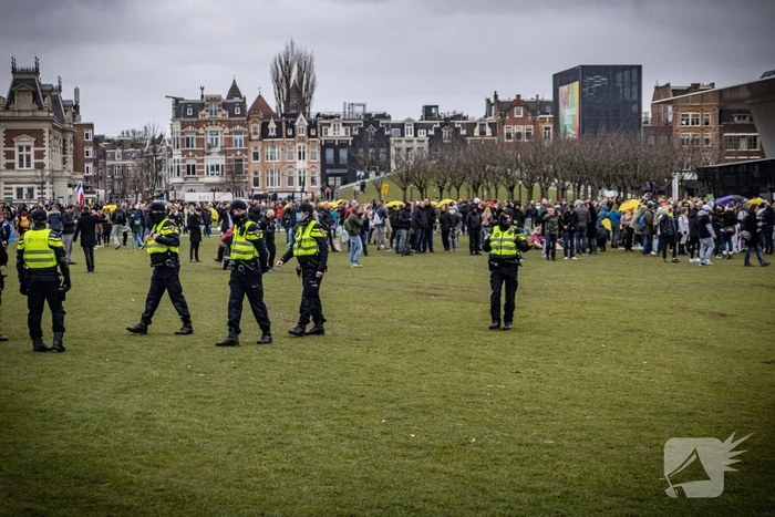 Opnieuw verzamelen demonstranten zich op het Museumplein