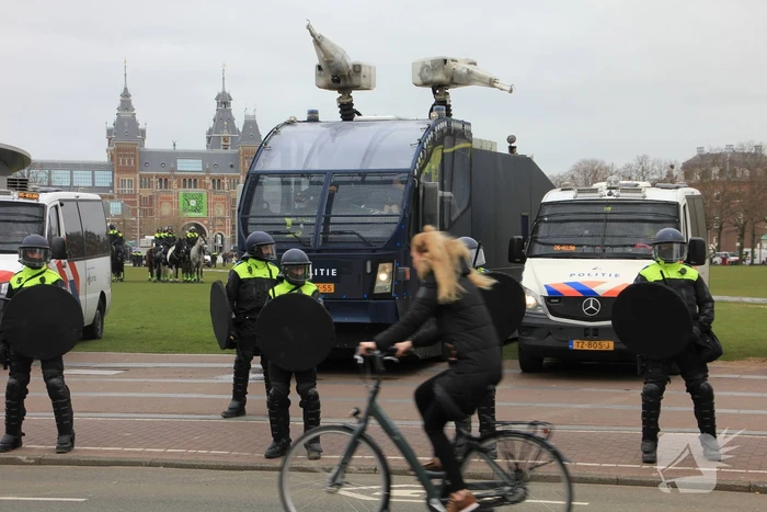 Opnieuw verzamelen demonstranten zich op het Museumplein