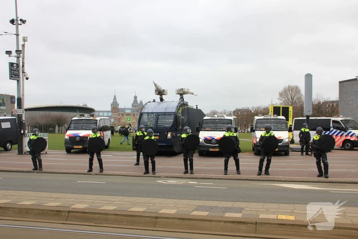Opnieuw verzamelen demonstranten zich op het Museumplein