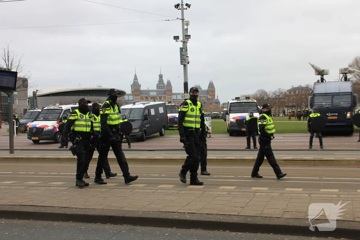 Opnieuw verzamelen demonstranten zich op het Museumplein