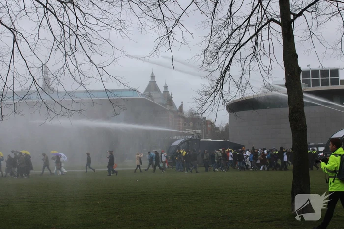 Opnieuw verzamelen demonstranten zich op het Museumplein