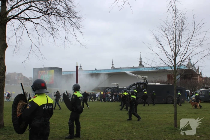 Opnieuw verzamelen demonstranten zich op het Museumplein