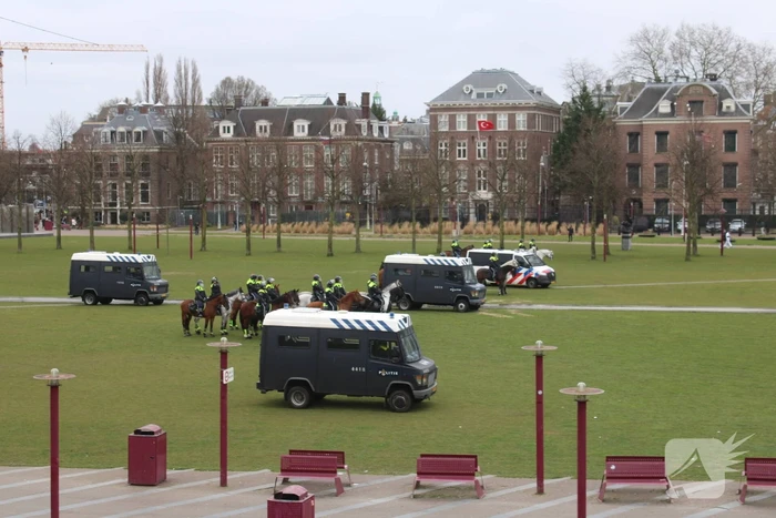 Opnieuw verzamelen demonstranten zich op het Museumplein
