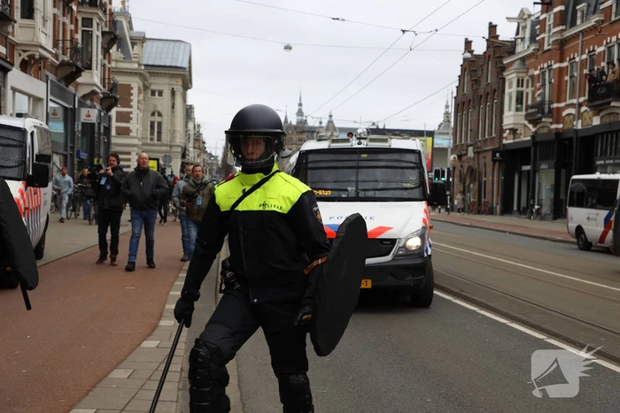 Opnieuw verzamelen demonstranten zich op het Museumplein