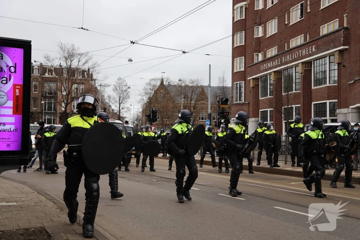 Opnieuw verzamelen demonstranten zich op het Museumplein