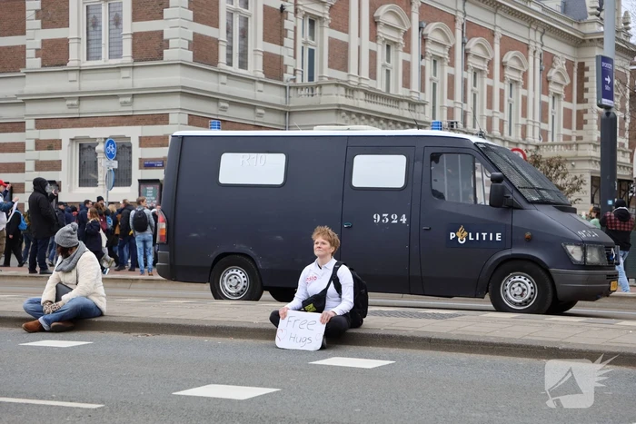 Opnieuw verzamelen demonstranten zich op het Museumplein