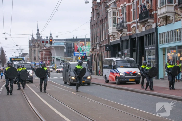 Opnieuw verzamelen demonstranten zich op het Museumplein