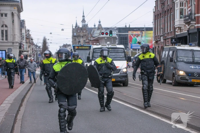Opnieuw verzamelen demonstranten zich op het Museumplein