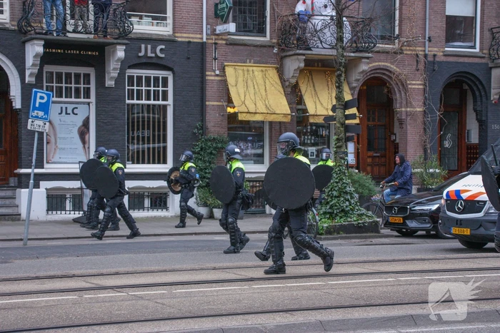 Opnieuw verzamelen demonstranten zich op het Museumplein