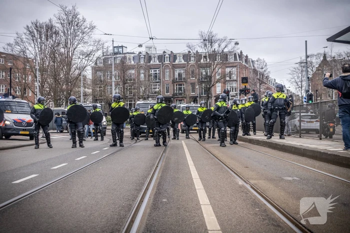 Opnieuw verzamelen demonstranten zich op het Museumplein