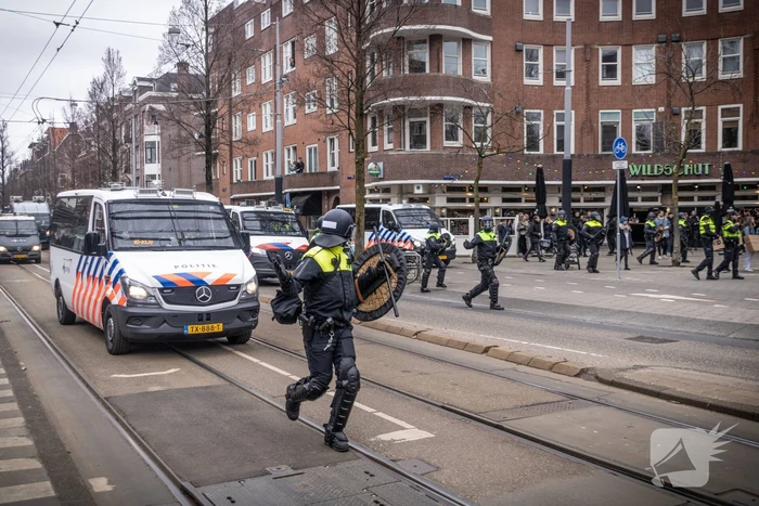 Opnieuw verzamelen demonstranten zich op het Museumplein