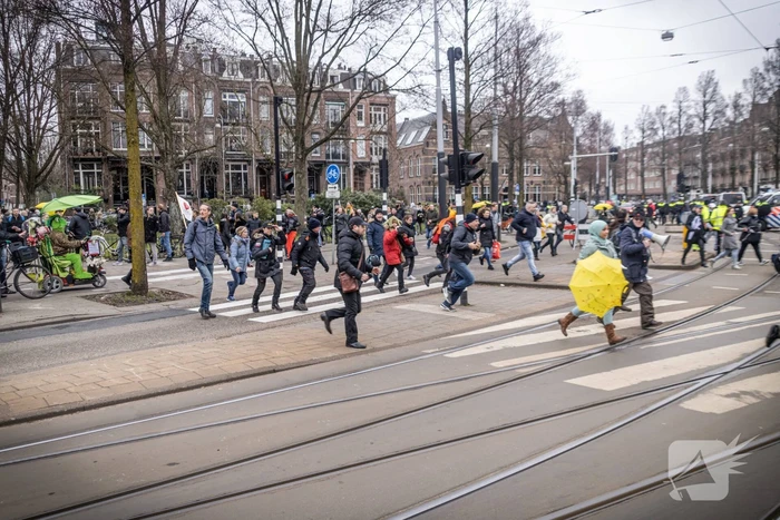 Opnieuw verzamelen demonstranten zich op het Museumplein