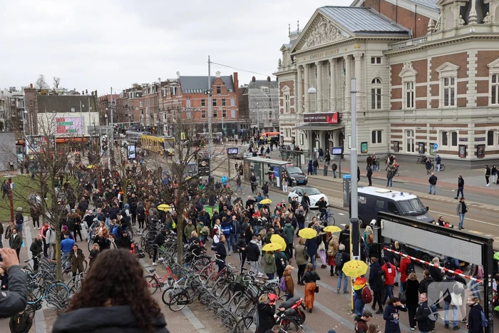 Opnieuw verzamelen demonstranten zich op het Museumplein