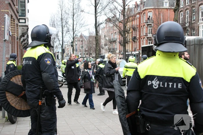 Opnieuw verzamelen demonstranten zich op het Museumplein