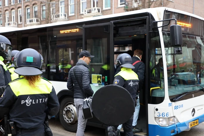 Opnieuw verzamelen demonstranten zich op het Museumplein