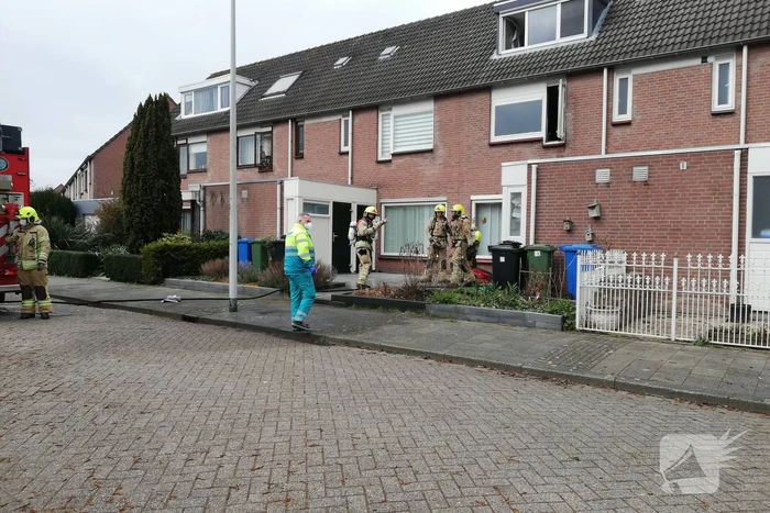 Zwarte rook uit woning door brand in slaapkamer