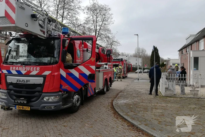 Zwarte rook uit woning door brand in slaapkamer
