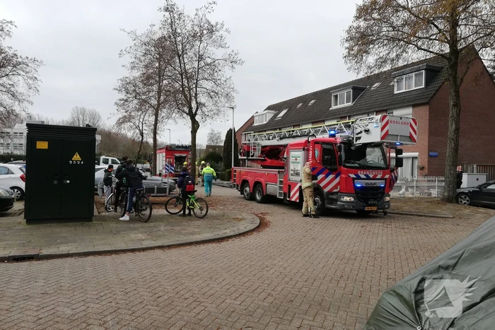 Zwarte rook uit woning door brand in slaapkamer